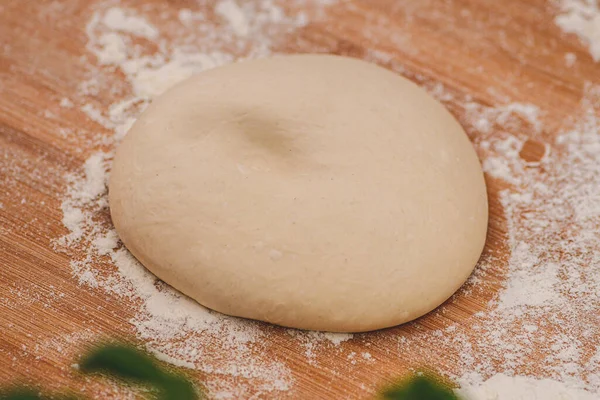Těsto Pizzu Dřevěné Desce Bílou Moukou Ingrediencemi Připravenými Přípravě Zblízka — Stock fotografie