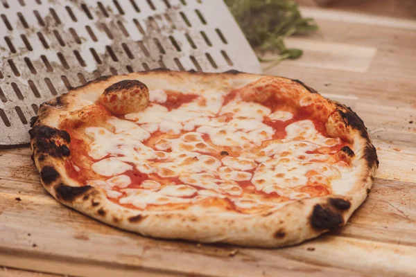 Servieren Sie Heiße Pizza Margherita Mit Tomatensauce Und Mozzarella Mit — Stockfoto
