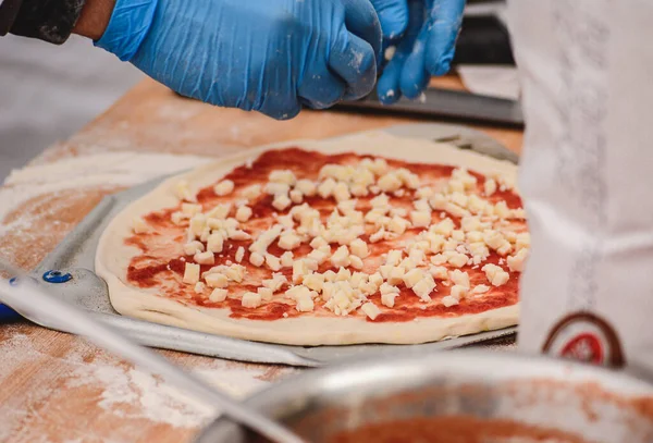 Рука Пластиковой Перчаткой Готовит Пиццу Томатным Соусом Свежим Сыром Моцарелла — стоковое фото