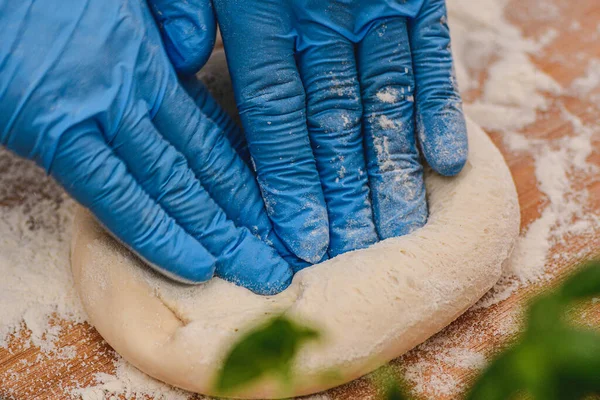 Руки Пластиковыми Перчатками Готовящими Тесто Пиццы Фокаччи Хлеба Деревянной Доске — стоковое фото