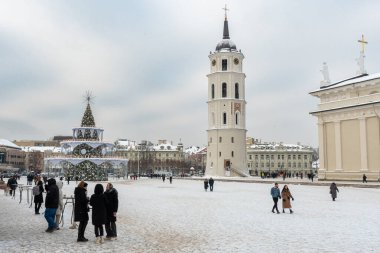 Vilnius, Litvanya - 20 Aralık 2022: Karlı büyük bir pastanın içindeki güzel Noel ağacı, kentin 700. yıldönümünü kutlayan halk ve turistler, Vilnius Katedrali, Litvanya, Avrupa