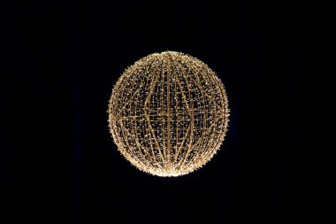 Ay 'ı, güneşi ya da küçük elektrik ışıklarıyla yapılmış bir gezegeni temsil eden küre gece veya kozmosun siyah bir arka planına sahiptir.