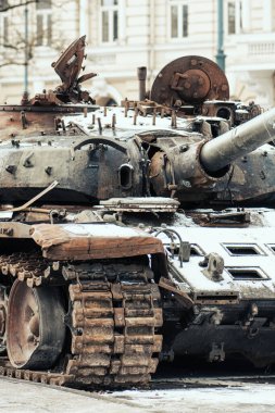 Rus yapımı bir tank olan T-72B 'nin yanmış ve erimiş paslı enkazı, Rusya' nın Ukrayna işgali sırasında Kyiv yakınlarında yerle bir oldu.