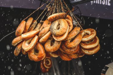 Sushki, geleneksel Rus, aynı zamanda Ukrayna ve Litvanya, Doğu Avrupa küçük, çıtır çıtır, hafif tatlı ekmek halkaları ve sokak yemeklerinde haşhaş tohumları.