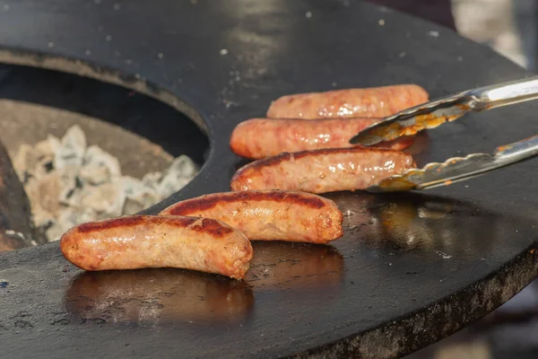 Salsichas Porco Prontas Para Comer Grelhadas Assadas Churrasco Uma Fogueira — Fotografia de Stock
