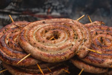 Sosisler yemeye, ızgara yapmaya ya da ateşte kızartılmaya hazır sokak yemekleri pazarında ya da açık hava pikniğinde yakın.