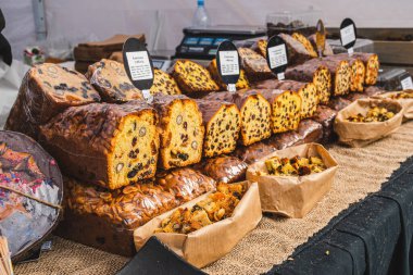 Vilnius, Litvanya - 4 Mart 2023: Bir sokak gıda pazarında farklı türde ev yapımı çavdar gevreği ve tatlı ekmek çeşitleri