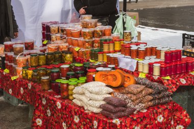 Kaziuko Muge veya Saint Casimir Fuarı 'nda çeşitli turşulu veya marine edilmiş sebze, fasulye ve böğürtlen satışı, Vilnius, Litvanya, Avrupa' da bir bahar yıllık halk sanatı ve el sanatları fuarı