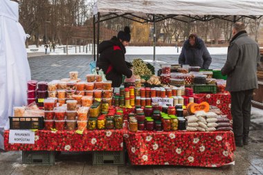 Vilnius, Litvanya - 4 Mart 2023: Kaziuko Muge veya Saint Casimir Fuarı 'nda çeşitli turşu veya marine edilmiş sebze, fasulye ve böğürtlen satma, Vilnius' ta her yıl düzenlenen bir bahar halk sanatları ve el sanatları fuarı