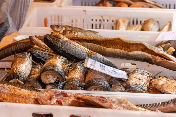 Verkoop Van Diverse Gerookte Vis Een Markt Voor Straatvoedsel Vilnius — Stockfoto