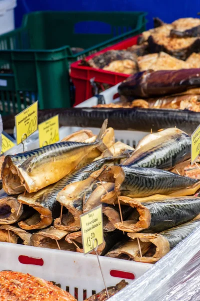 Venda Vários Peixes Fumados Mercado Comida Rua Vilnius Lituânia Europa — Fotografia de Stock