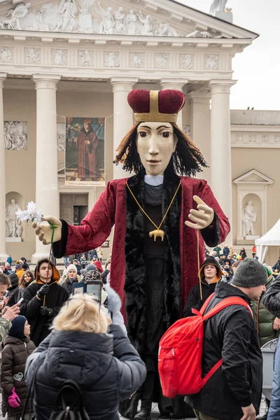 Vilnius, Litvanya - 4 Mart 2023: Kaziuko Muge veya Saint Casimir Fuarı 'nda yürüyen insanlar, Vilnius, Litvanya, Avrupa' da her yıl düzenlenen bir sanat ve el sanatları fuarı