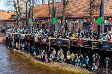 Vilnius, Litvanya - 18 Mart 2023: Uzupis, Vilnius, Litvanya 'daki Vilnele Nehri kıyısında İrlanda Aziz Patrick Günü kutlamaları