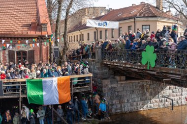 Vilnius, Litvanya - 18 Mart 2023: Uzupis, Vilnius, Litvanya 'daki Vilnele Nehri kıyısında İrlanda Aziz Patrick Günü kutlamaları