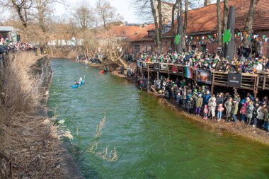 Vilnius, Litvanya - 18 Mart 2023: Uzupis, Vilnius, Litvanya 'daki Vilnele Nehri kıyısında İrlanda Aziz Patrick Günü kutlamaları