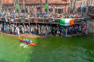 Vilnius, Litvanya - 18 Mart 2023: Uzupis, Vilnius, Litvanya 'daki Vilnele Nehri kıyısında İrlanda Aziz Patrick Günü kutlamaları