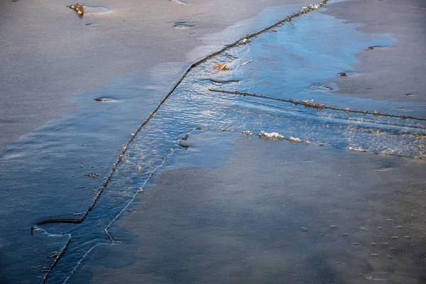 Trhliny Mezi Tavícím Ledem Povrchu Zamrzlého Jezera Počátku Jara — Stock fotografie