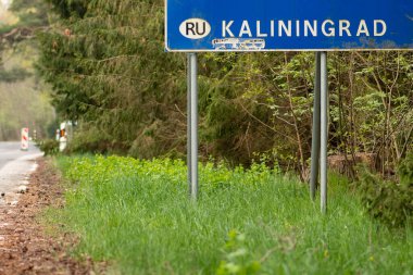 Litvanya ile Rusya 'nın Rusya' daki Kalininingrad ekklavanı arasındaki devlet sınırı, Avrupa Birliği 'nin uyguladığı yaptırımlar ve boş yol işaretleri nedeniyle kapatıldı.