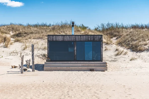 Krásná Moderní Dřevěná Sauna Bílé Písečné Pláži Pronájmu Výhledem Baltské — Stock fotografie