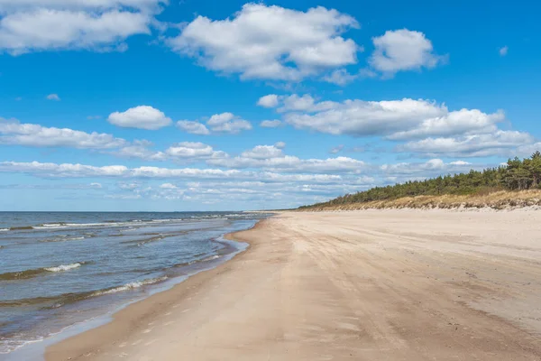 Caminhando Mar Báltico Palanga Klaipeda Lituânia Com Ondas Céu Nublado — Fotografia de Stock
