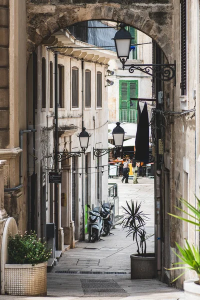 Strada Stretta Nel Centro Storico Bari Puglia Italia Con Edifici — Foto Stock