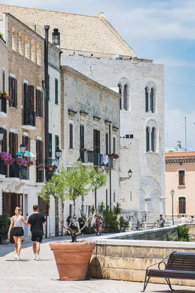 Bari Giugno 2023 Turisti Che Camminano Sulle Antiche Mura Con — Foto Stock
