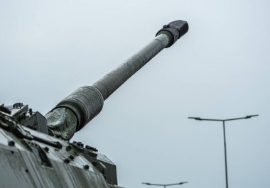 Ukrayna - 17 Haziran 2023: Zırhlı tank howitzer Panzerhabitze 2000 veya PzH 2000 Ukrayna karşı taarruzu sırasında yağmur altında gökyüzüne ateş etmeye hazır top veya silahla