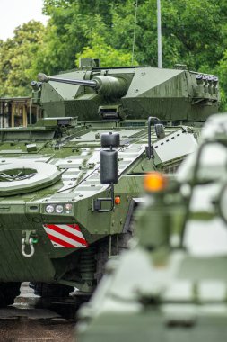 Vilnius, Litvanya - 17 Haziran 2023: Zırhlı tanklar ve askeri piyade araçları yağmur altında hareket etmeye hazır, Litvanya Kara Kuvvetleri, NATO müdahale gücü