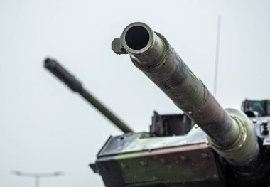 Ukrayna - 17 Haziran 2023: Zırhlı tank howitzer Panzerhabitze 2000 veya PzH 2000 Ukrayna karşı taarruzu sırasında yağmur altında gökyüzüne ateş etmeye hazır top veya silahla