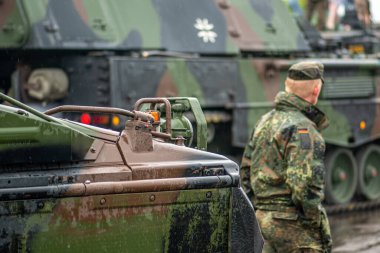 Berlin, Almanya - 17 Haziran 2023: Hareketli zırhlı tankların yanında yürüyen Alman askeri kendinden güdümlü howitzer Panzerhabitze 2000 veya PzH 2000, Alman Ordusu, Bundeswehr, NATO müdahale gücü