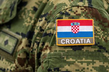 Zagreb, Hırvatistan - 17 Haziran 2023: Hırvatistan 'ın bayrağı asker üniforması, Hırvat Silahlı Kuvvetleri ve NATO entegrasyon birimi üzerinde, yakın plan