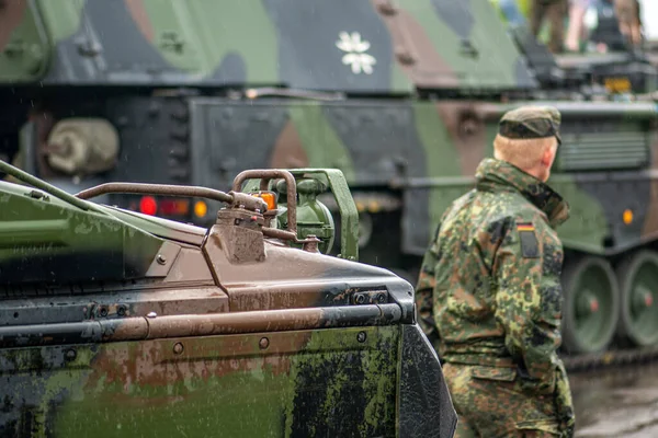 Berlin, Almanya - 17 Haziran 2023: Hareketli zırhlı tankların yanında yürüyen Alman askeri kendinden güdümlü howitzer Panzerhabitze 2000 veya PzH 2000, Alman Ordusu, Bundeswehr, NATO müdahale gücü