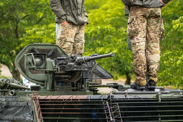 ウクライナ 6月17 2023 ロシアに対する反撃中にウクライナの空を目的とした機関銃と対無人レーザーシステムを備えたストリカー戦闘軍用車両の兵士 — ストック写真