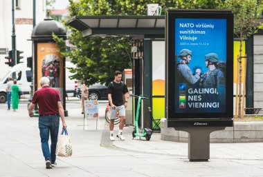 Vilnius, Litvanya - 22 Haziran 2023: Litvanya 'nın başkenti Vilnius' ta yapılacak Nato Zirvesi hakkında bilgilendirme pankartı