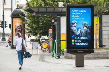 Vilnius, Litvanya - 22 Haziran 2023: Litvanya 'nın başkenti Vilnius' ta yapılacak Nato Zirvesi hakkında bilgilendirme pankartı
