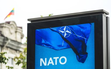 Vilnius, Litvanya - 22 Haziran 2023: Arka planda Litvanya bayrağı bulunan Litvanya 'nın başkenti Vilnius' ta yapılacak Nato Zirvesi 2023 hakkında bilgilendirme pankartı