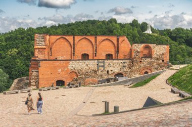 Gediminas Kulesi 'nin bir kısmı ya da Kale, Litvanya' nın Vilnius kentindeki Yukarı Ortaçağ Kalesi 'nin geri kalan kısmı, yazın turistlerle birlikte üç haç tepesi bulunan kısmı. 