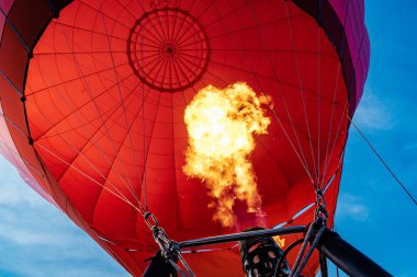 Trakai üzerinde sıcak hava balonu uçuşu. Trakai, Vilnius ve Litvanya üzerinden uçmadan önce sıcak hava balonunu yeşil bir alanda şişiriyorum.