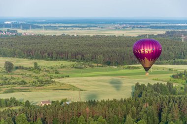Trakai, Litvanya - 21 Haziran 2023: Trakai, Vilnius, Litvanya, Doğu Avrupa üzerindeki Sıcak Hava Balonu Uçuşu, güzel adalar, göller, ormanlar, vahşi doğa ile çevrili yaz günbatımında