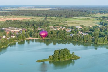 Trakai, Litvanya - 21 Haziran 2023: Trakai, Vilnius, Litvanya, Doğu Avrupa üzerindeki Sıcak Hava Balonu Uçuşu, güzel adalar, göller, ormanlar, vahşi doğa ile çevrili yaz günbatımında