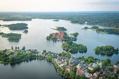 Trakai üzerinde sıcak hava balonu uçuşu. Ortaçağ Trakai, Vilnius, Litvanya, Doğu Avrupa şatosu, güzel adalar, göller, ormanlar, vahşi doğa, yazın gün batımında doğa, hava manzarası ile çevrili.