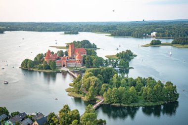 Trakai üzerinde sıcak hava balonu uçuşu. Ortaçağ Trakai, Vilnius, Litvanya, Doğu Avrupa şatosu, güzel adalar, göller, ormanlar, vahşi doğa, yazın gün batımında doğa, hava manzarası ile çevrili.