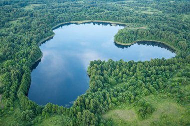 Trakai üzerinde sıcak hava balonu uçuşu. Trakai, Vilnius, Litvanya, güzel adalar, göller, ormanlar, vahşi doğa ile çevrili yaz günbatımında, gökyüzünün yansımaları ile hava manzarası