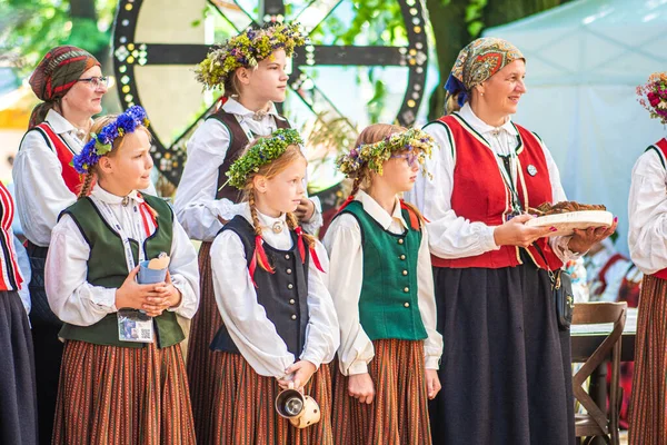 Riga Lettland Juli 2023 Gruppe Von Erwachsenen Und Kindern Traditioneller — Stockfoto