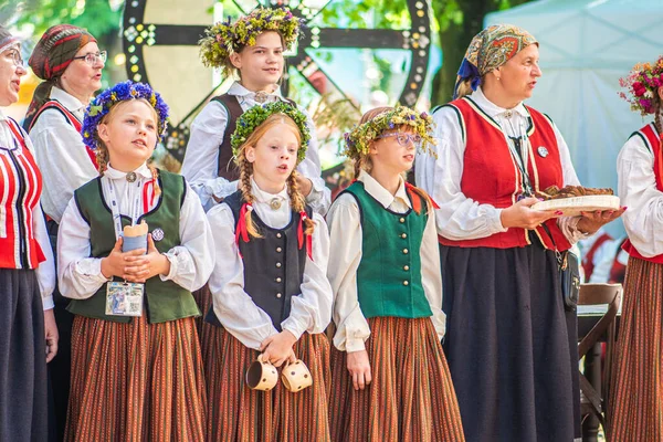 Riga Lettland Juli 2023 Gruppe Von Erwachsenen Und Kindern Traditioneller — Stockfoto