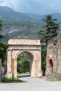 Augustus 'un Güzel Zaferi ve Roma su kemeri Susa, Torino, İtalya, Avrupa, dikey