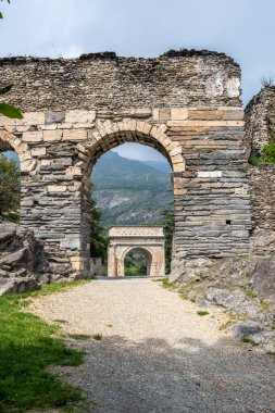 Augustus 'un Güzel Zaferi ve Roma su kemeri Susa, Torino, İtalya, Avrupa, dikey