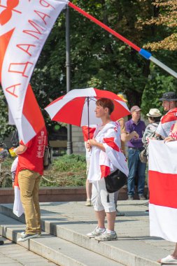 Beyaz Rusya Demokratik Cumhuriyeti ve Halk Cephesi 'nin kırmızı ve beyaz bayrağı altında devam eden baskılara karşı Beyaz Rusya' yı destekleyen barışçıl bir protesto.