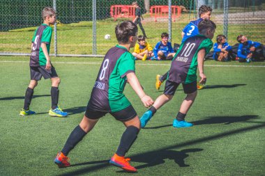 Torino, İtalya - 23 Ağustos 2023: Yapay bir çimen sahası üzerinde oynanan bir maç sırasında çocuklar veya çocuklar futbol veya futbol oynuyorlar