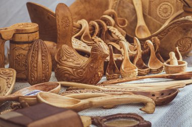 Vilnius, Litvanya, Avrupa 'da bir halk sanatları ve el sanatları fuarı veya pazarında el yapımı ahşap aletler ve eşyalar satmak